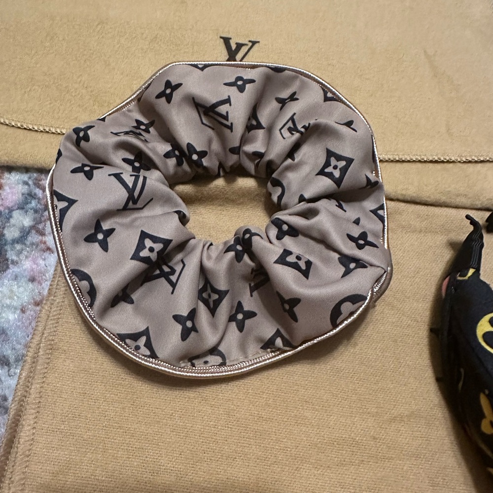 Fashion Hair scrunchie NWOT
